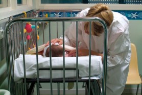 O mamă a aruncat bebeluşul altei femei, fără motiv, pe fereastra maternităţii